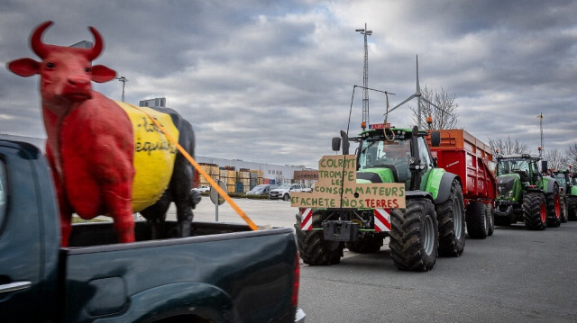 Des agriculteurs bloquent un centre de distribution de la chaîne de supermarchés Colruyt lors d'une manifestation à Ghislenghien, le 31 janvier 2024.