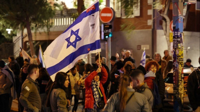 L'entité d'occupation israélienne disperse les manifestants en marge d'un rassemblement à Tel Aviv, le 27 janvier 2024.