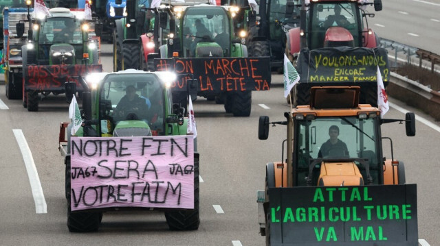 Des agriculteurs bloquent l'autoroute A35 avec leurs tracteurs lors d'une manifestation organisée par les syndicats, la FNSEA et les Jeunes Agriculteurs, près de Strasbourg, dans l'est de la France, le 30 janvier 2024.