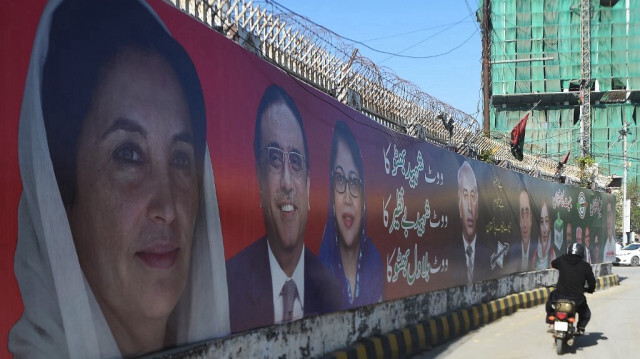 Un navetteur passe devant les affiches de la campagne électorale du Pakistan Peoples Party (PPP) à Karachi le 31 janvier 2024, avant les prochaines élections générales au Pakistan.