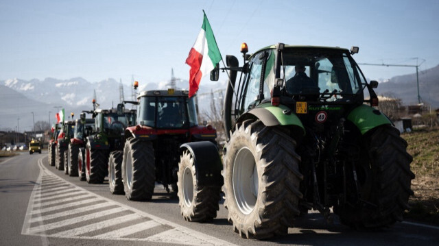 Les agriculteurs italiens se rassemblent avec leurs tracteurs lors d'une manifestation à Cuneo, en Piémont, le 31 janvier 2023. 