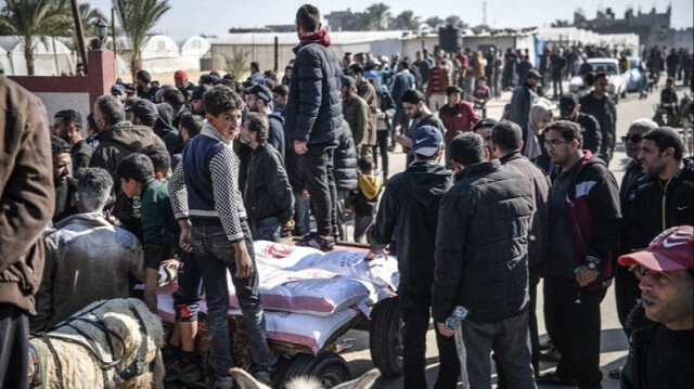 Les Palestiniens sont confrontés à de graves pénuries d'eau et de nourriture en raison des attaques israéliennes dans la bande de Gaza, le 04 janvier 2024.