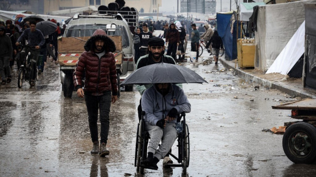 Des Palestiniens déplacés sous la pluie à cause des bombardements de l'armée d'occupation israélienne, à Rafah, dans le sud de la Bande de Gaza, le 2 janvier 2024.