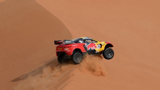Le pilote français Sébastien Loeb et son copilote belge Fabian Lurquin dirigent leur Brx lors de la 12e étape du Dakar 2023, en Arabie saoudite, le 13 janvier 2023.