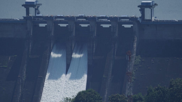 Une vue générale montre le barrage de Cheruthoni avec ses vannes ouvertes dans l'État du Kerala, dans le sud de l'Inde, à Idukki, le 19 octobre 2021.