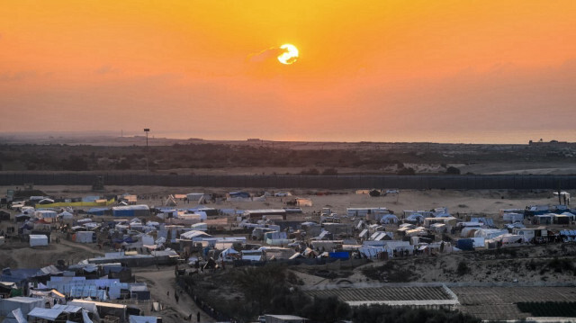 Coucher de soleil sur la frontière égyptienne depuis les camps de tentes des Palestiniens déplacés à Rafah, dans le sud de la bande de Gaza, le 31 décembre 2023.