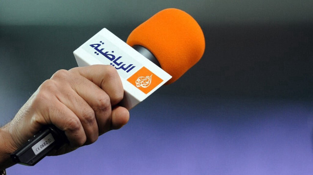 Un microphone avec le logo du radiodiffuseur Al Jazeera.