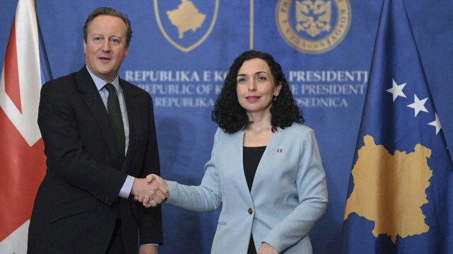Le ministre britannique des Affaires étrangères David Cameron accueilli par la présidente du Kosovo Vjosa Osmani, lors de sa première visite à Pristina, au Kosovo, le 4 janvier 2024.