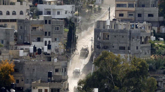 Des troupes israéliennes patrouillent dans le camp de réfugiés palestiniens de Nur Shams, près de la ville de Tulkarm en Palestine occupée, lors d'un raid israélien, le 4 janvier 2024.