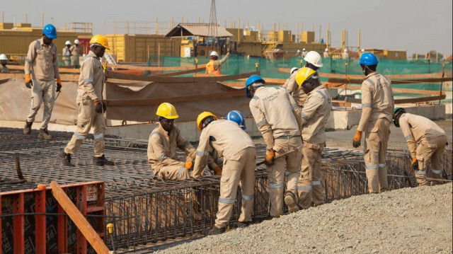 Les employés de TotalEnergies travaillent lors de la construction sur un puits à l'intérieur du parc national des chutes Murchison dans l'ouest de l'Ouganda le 22 février 2023. 
