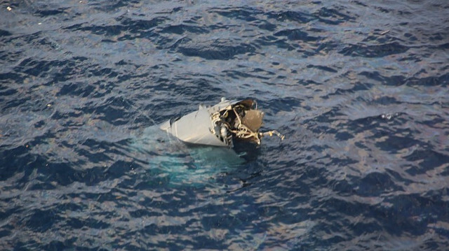 Photo distribuée le 29 novembre 2023 par la garde côtière régionale du Japon montrant les restes d'un avion Osprey américain qui s'est écrasé en mer au large de l'île de Yakushima.