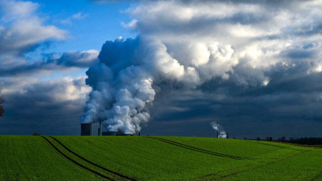La vapeur s'élève des tours de refroidissement de la centrale électrique au lignite exploitée par le géant de l'énergie allemand RWE à Niederaussem, dans l'ouest de l'Allemagne, le 28 novembre 2023.