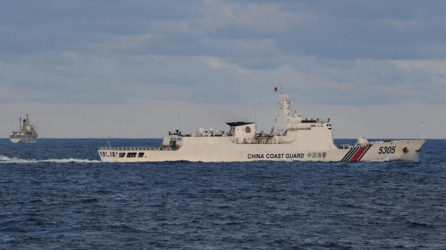 Cette photo prise le 10 décembre 2023 montre un navire de garde-côte chinois suivant de près un navire philippin chargé de provisions pour les pêcheurs et les soldats philippins dans les eaux contestées de la mer de Chine méridionale.