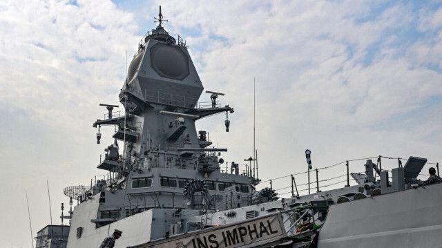 Dans cette photographie prise le 22 décembre 2023, un marin à bord de l'INS IMPHAL (Yard 12706), le troisième destroyer furtif à missiles guidés du projet 15B, avant sa mise en service dans la marine indienne, au chantier naval de Mumbai. 