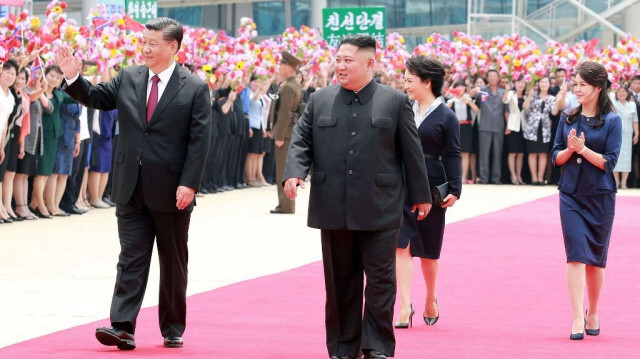 Image prise le 20 juin 2019, par l'agence de presse officielle nord-coréenne Korean Central News Agency (KCNA) le 21 juin 2019, montrant le dirigeant nord-coréen Kim Jong Un, à droite, marchant avec le président chinois Xi Jinping à gauche, à l'aéroport international de Pyongyang à Pyongyang. 