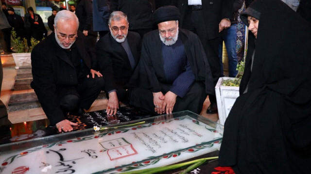 Le Président iranie, Ebrahim Raisi (C) se rend sur la tombe du général des Gardiens de la révolution Qasem Soleimani, tué lors d'une attaque de drone américain à Bagdad il y a quatre ans, à Kerman en Iran le 5 janvier 2024.