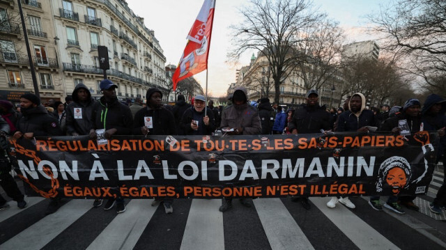 Des manifestants défilent lors d'un rassemblement contre la nouvelle loi française sur l'immigration, près de la Place de la République à Paris, le 5 janvier 2024.