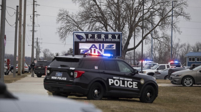 Les forces de l'ordre patrouillent dans l'enceinte du collège et du lycée de Perry à la suite d'une fusillade, le 4 janvier 2024, à Perry, dans l'Iowa.