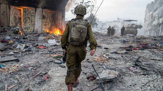 Soldat israélien déambulant dans les rues de Ramallah.