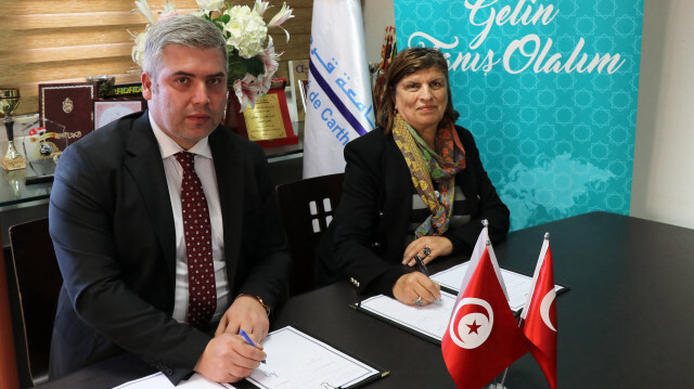 Abdullah Kutalmis Yalcin, le directeur adjoint de l'Institut Yunus Emre, Houda Ben Hamadi, la directrice de l'ISLT,