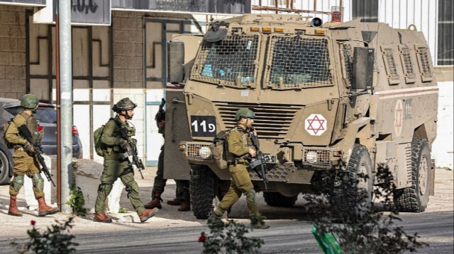 L'armée d'occupation israélienne prend position lors d'un raid israélien en Palestine occupée, le 04 janvier 2024.