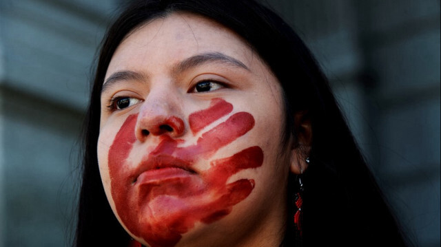 Etudiante appartenant aux nations Ute et Navajo, participe à un rassemblement étudiant en soutien à la Journée de sensibilisation aux personnes autochtones disparues, à Denver, Colorado, le 5 mai 2023.