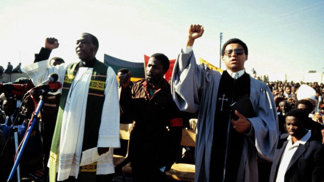 Les membres du mouvement anti-apartheid "Black Sash" saluent la mémoire des militants noirs anti-apartheid tués par la police d'Afrique du Sud, lors de leurs funérailles le 20 juillet 1985 à Cradock.