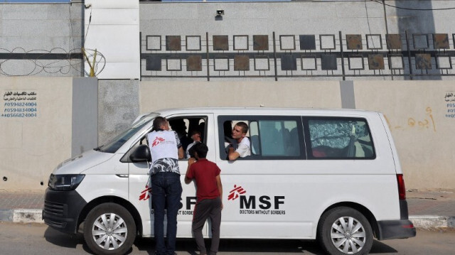 Véhicule appartenant à Médecins Sans Frontières (MSF) à l'extérieur de la porte du point de passage frontalier de Rafah avec l'Égypte, dans le sud de la bande de Gaza, le 1er novembre 2023. 