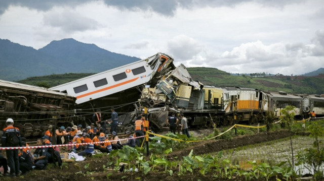 Les équipes de recherche et de sauvetage interviennent sur le lieu d'un accident de train à Cicalengka, dans la province de Java occidental, le 5 janvier 2024. 