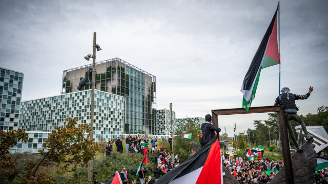 Un manifestant portant un foulard palestinien Keffiyeh participant à une manifestation de solidarité avec les Palestiniens devant la Cour pénale internationale à La Haye, le 18 octobre 2023.