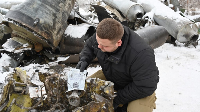 Un expert du bureau du procureur inspecte les restes d'un missile utilisé lors d'une attaque à Kharkiv le 2 janvier.