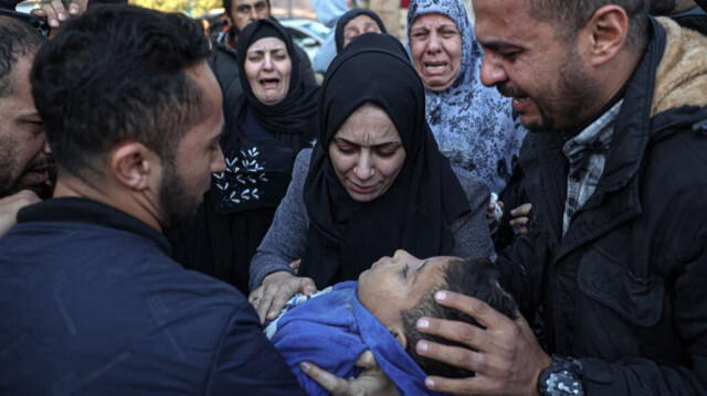 Les parents de Mohamed Awad, 12 ans, qui a été tué lors d'un bombardement israélien, pleurent en tenant son corps à l'hôpital européen de Khan Yunis, dans le sud de la bande de Gaza, le 6 janvier 2024.