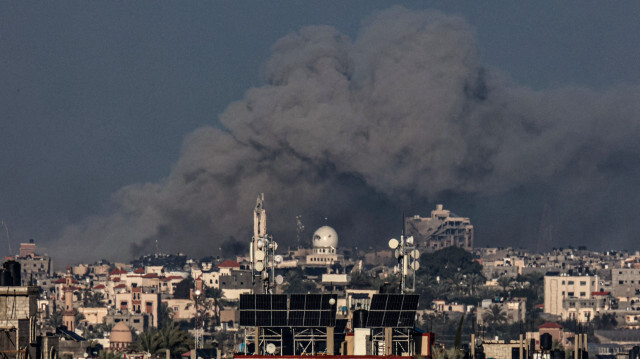 Rafah, le 5 janvier 2024, la fumée s'élève au-dessus de Khan Yunis, dans le sud de Gaza, lors d'un bombardement israélien.