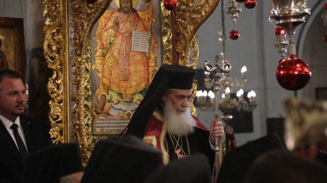 Le patriarche grec orthodoxe de Jérusalem Theophilos III dirige la messe à l'église de la Nativité dans la ville biblique de Bethléem, lors des célébrations de l'Épiphanie, le 6 janvier 2024.