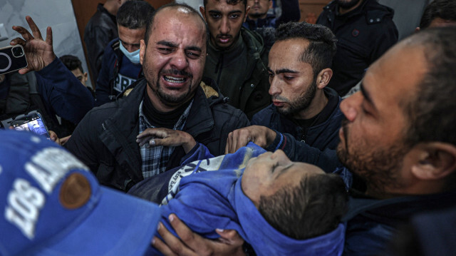 Les proches de Mohamed Awad, 12 ans, qui a été tué avec sa famille immédiate lors d'un bombardement israélien, pleurent en tenant son corps à l'hôpital européen de Khan Yunis, dans le sud de la bande de Gaza, le 6 janvier 2024.