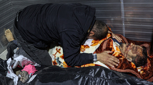 Un homme pleurant le corps d'un parent tué lors d'un bombardement israélien, à la morgue de l'hôpital européen de Khan Yunis, dans le sud de la bande de Gaza, le 6 janvier 2024.