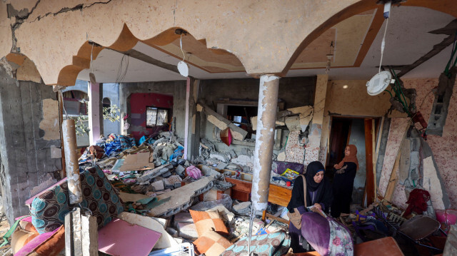 Des personnes cherchant des objets récupérables dans une maison endommagée par un bombardement israélien à Rafah, dans le sud de la bande de Gaza, le 5 janvier 2024.