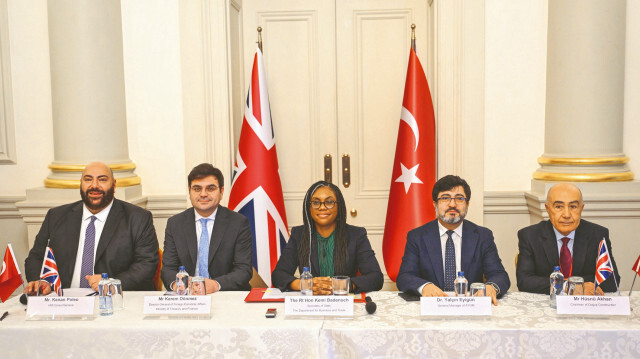 Kayseri ve Yerköy arasında hayata geçirilecek yeni yüksek hızlı elektrikli demir yolu hattının kredi sözleşmesi için İngiltere’nin İstanbul Başkonsolosluğunda imza töreni düzenlendi.