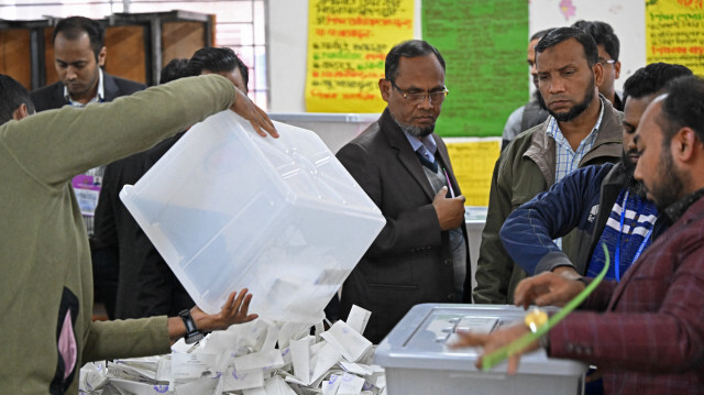 Des fonctionnaires électoraux se préparant à compter les bulletins de vote dans un isoloir à Dhaka le 7 janvier 2024. 