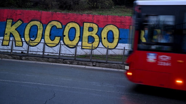 Cette photo prise montre une peinture murale sur laquelle on peut lire "Kosovo" sur les couleurs de la Serbie, à Belgrade le 14 décembre 2023.