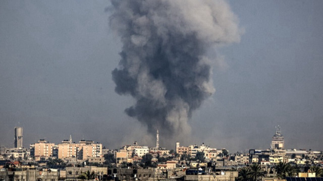 Photo prise à Rafah montrant de la fumée s'élevant au-dessus de Khan Yunis dans le sud de Gaza, le 6 janvier 2024.