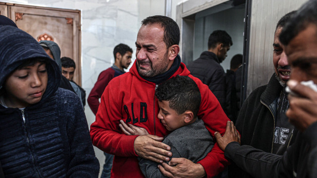 Des parents de Palestiniens tués lors de bombardements israéliens pleurant leurs proches à l'hôpital européen de Khan Yunis, dans le sud de la bande de Gaza, le 6 janvier 2024.