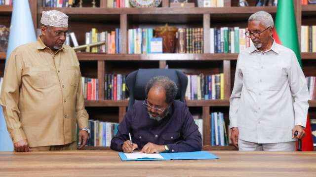 Le président somalien Hassan Sheikh Mohamud lors de la signature de l'accord. 