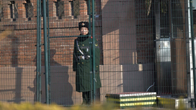 Un policier paramilitaire chinois monte la garde devant l'ambassade britannique à Pékin le 8 janvier 2024. 