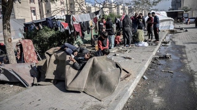 Des Palestiniens dans des tentes de fortune où ils vivent dans des conditions difficiles pour essayer de se protéger des attaques israéliennes à Gaza, le 05 janvier 2024.