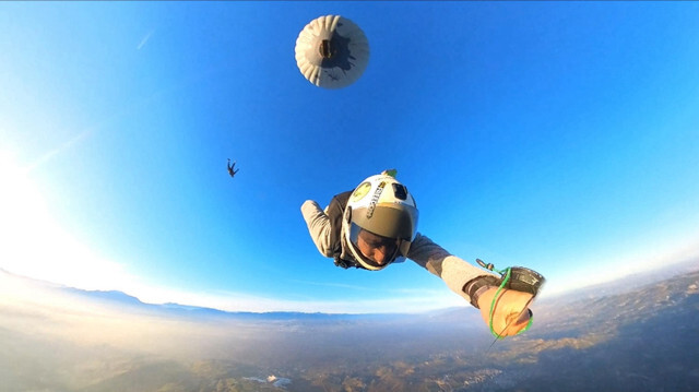 Un saut en parachute effectué au dessus du site historique de Pamukkale, dans la province de Denizli, en Türkiye.