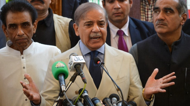 Shehbaz Sharif (C), leader du parti Pakistan Muslim League Nawaz (PMLN) et ancien Premier ministre du pays, s'adresse aux médias en prévision des élections générales de 2024 au siège de ce dernier à Karachi le 29 décembre 2023.