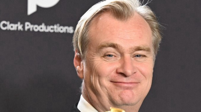 Le réalisateur britannique Christopher Nolan pose dans la salle de presse avec le prix du Meilleur Réalisateur - Film pour "Oppenheimer" lors de la 81e cérémonie annuelle des Golden Globe Awards à l'hôtel The Beverly Hilton à Beverly Hills, en Californie, le 7 janvier 2024.