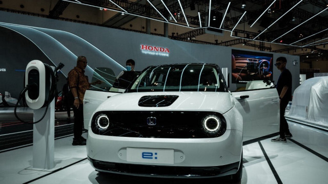 Le constructeur automobile japonais Honda expose le véhicule électrique "Honda e" lors du 30e Salon international de l'auto Gaikindo Indonesia (GIIAS) à l'Indonesia Convention Exhibition (ICE) à Tangerang le 10 août 2023.