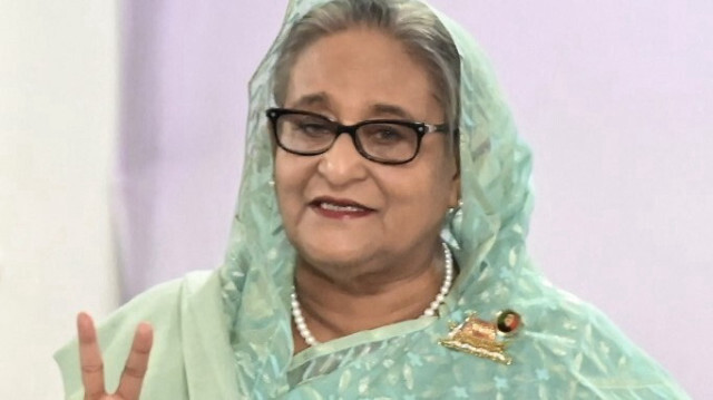 La Première ministre du Bangladesh, Sheikh Hasina, fait un geste de victoire après avoir voté dans un bureau de vote à Dhaka le 7 janvier 2024.